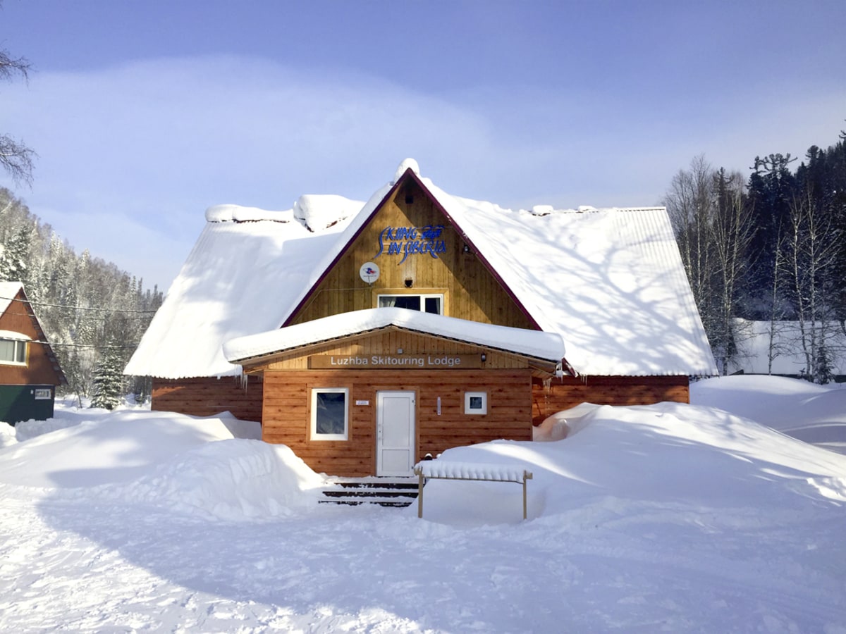 <p>Aus Holz gebaut: die Luzhba Skitouren-Lodge.</p>