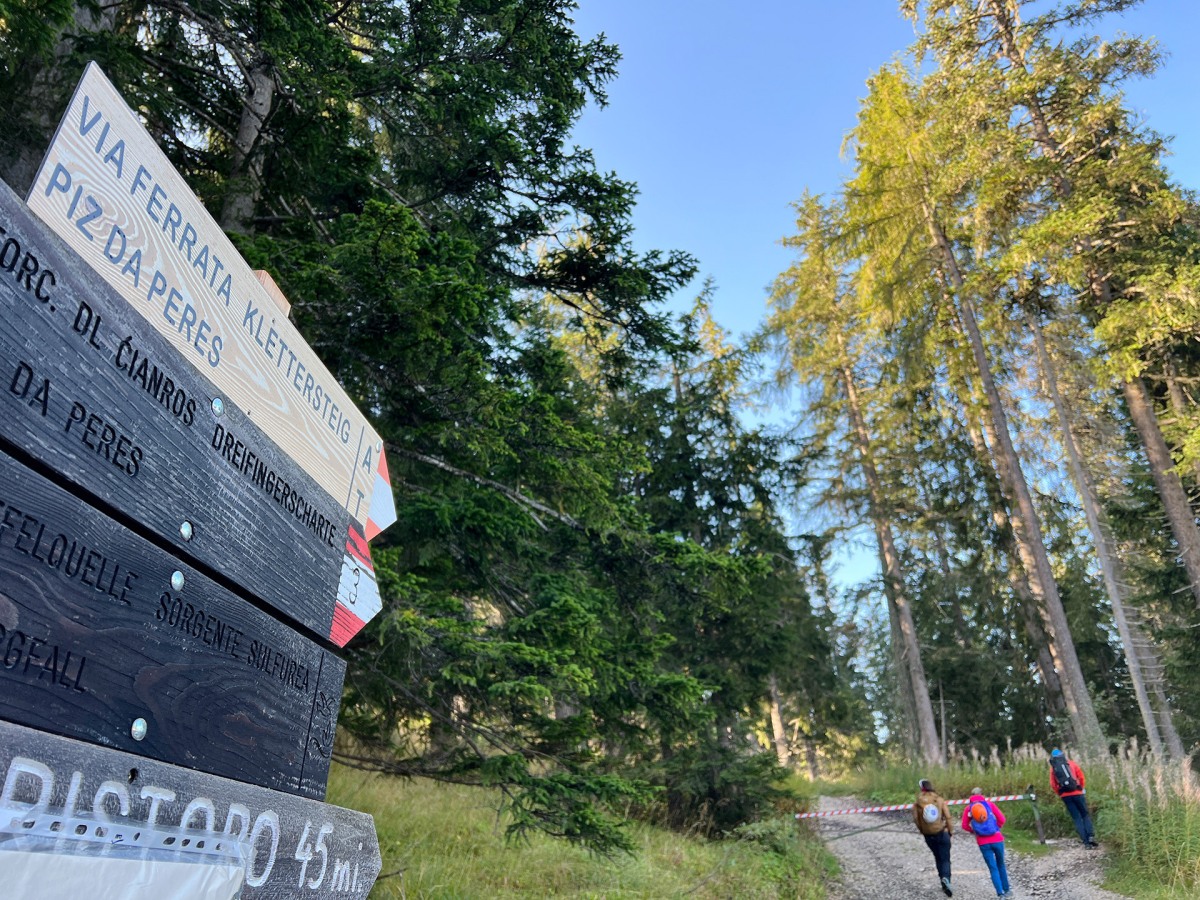 <p>Am Furkelpass steht am Beginn eines Forstweges der erste Wegweiser zum Klettersteig.</p>