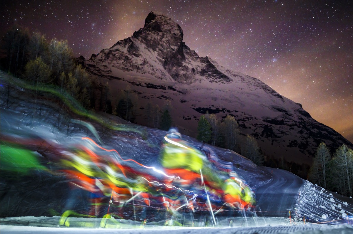 <p>Den Speed-Rekord am Matterhorn hält derzeit der Bergführer  Andreas Steindl mit einer Zeit von <strong>3 Stunden und 59 Minuten</strong> für die Strecke vom  Kirchplatz in Zermatt bis zum Gipfel und wieder zurück. Zum Vergleich: Diese  Zeit benötigen geübte Bergsteiger normalerweise von der Hörnlihütte bis zum  Gipfel.</p>