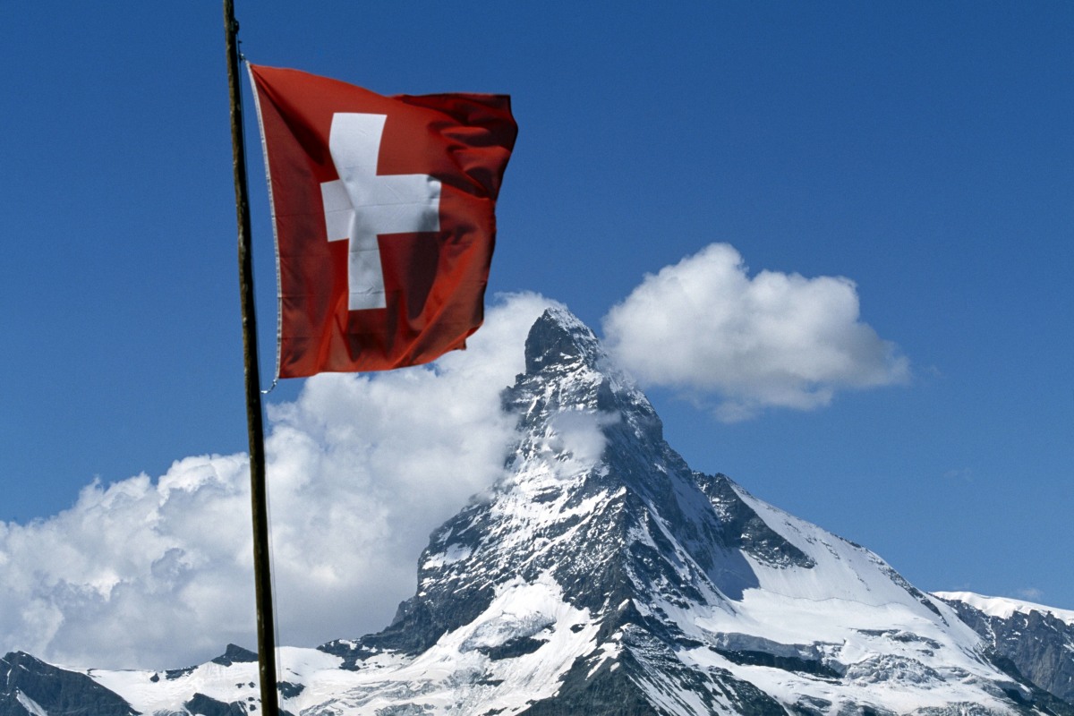 <p>Das 4478 Meter hohe Matterhorn ist das <strong>Wahrzeichen der  Schweiz</strong>, obwohl nicht der ganze Berg auf Schweizer Boden steht. Während die  Ost-, Nord- und Westwand des meistfotografierten Berges der Alpen im Schweizer  Kanton Wallis liegen, befindet sich die Südwand im italienischen Aostatal.</p>