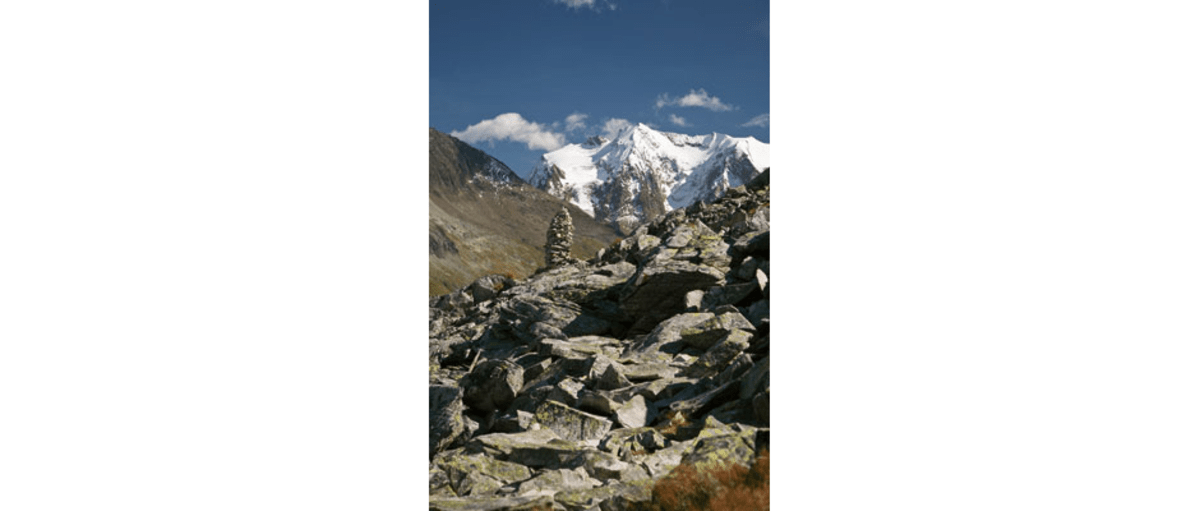 Steinmandl vor der verschneiten Hochfernenspitze im Zillertal