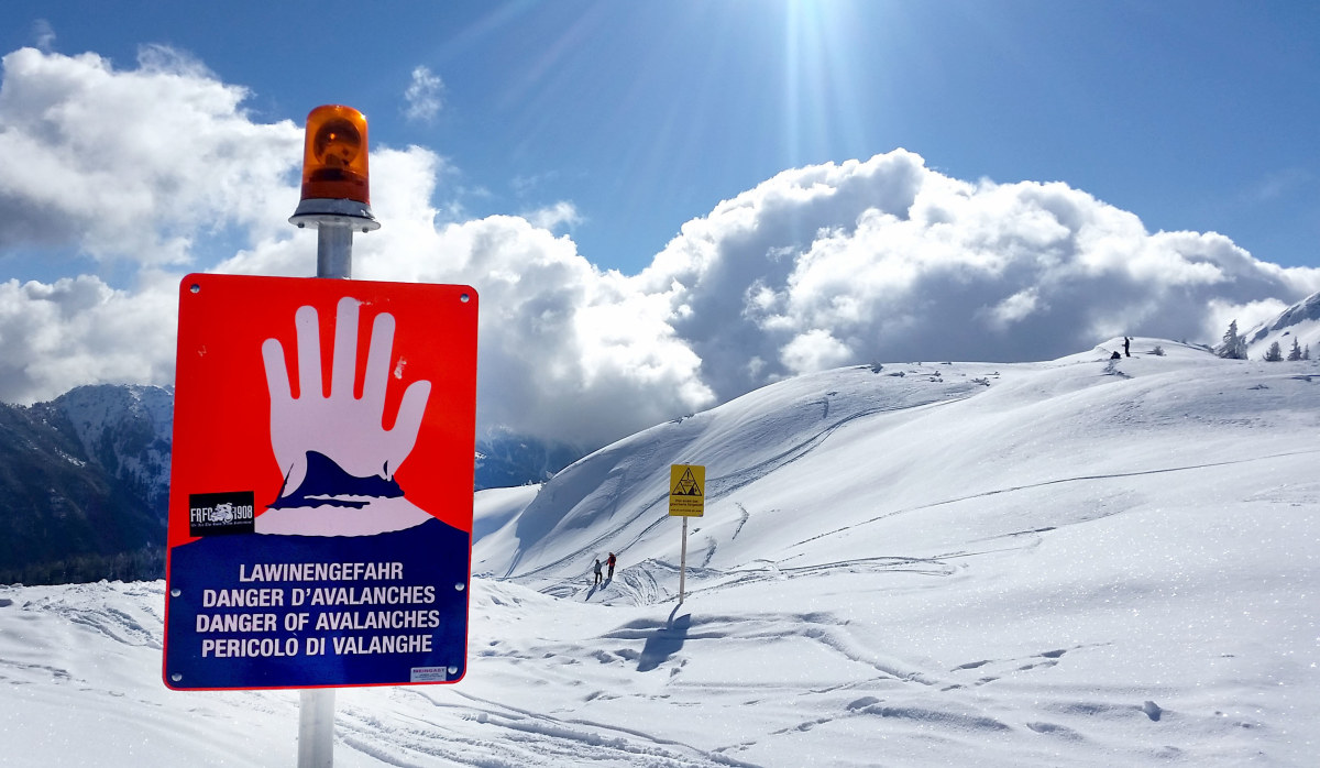 <p>Auf alpine Gefahren, insbesondere Lawinengefahr, achten. Keine Skitouren durchführen, wenn Lawinensprengungen zu erwarten sind. Nur geöffnete Pisten sind vor Lawinen gesichert.</p>