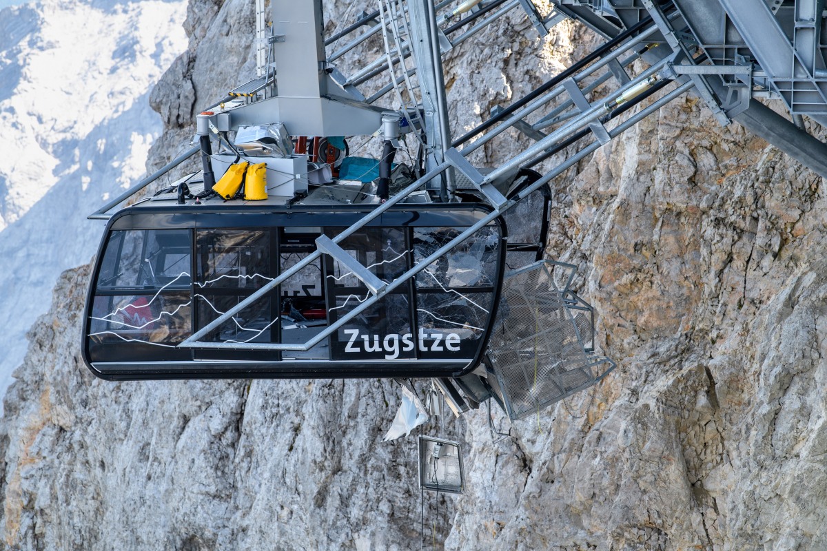 <p>Die im Dezember 2017 eingeweihte neue Zugspitzbahn hält  gleich drei Rekorde: Die Pendelbahn überwindet mit nur einer Stütze einen<strong> Gesamthöhenunterschied von 1945 Metern zwischen Berg- und Talstation</strong>. Der Stützpfeiler ist <strong>mit 127 Metern zudem der höchste Seilbahnpfeiler </strong>und mit ganzen <strong>3213 Metern zwischen Stütze und Bergstation ist das die längste Spannweite weltweit.</strong></p>
