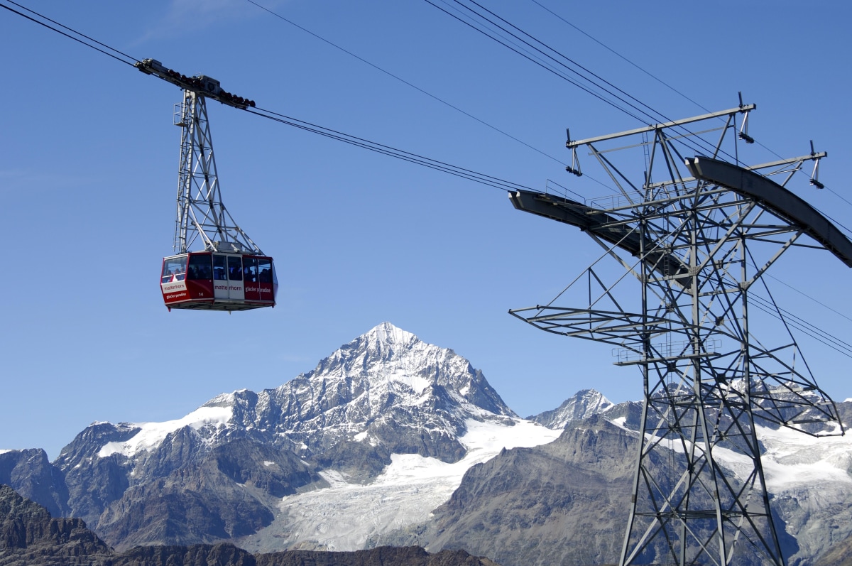 <p>Das europaweit höchstgelegene Ziel hat die Luftseilbahn auf das Klein Matterhorn im schweizerischen Kanton Wallis. Die Bergstation liegt auf <strong>3883 Metern</strong>. Drei Streckenabschnitte mit <strong>insgesamt 8,8 Kilometern und 2249 m Höhenunterschied</strong> überwindet die Bahn dabei.</p>
