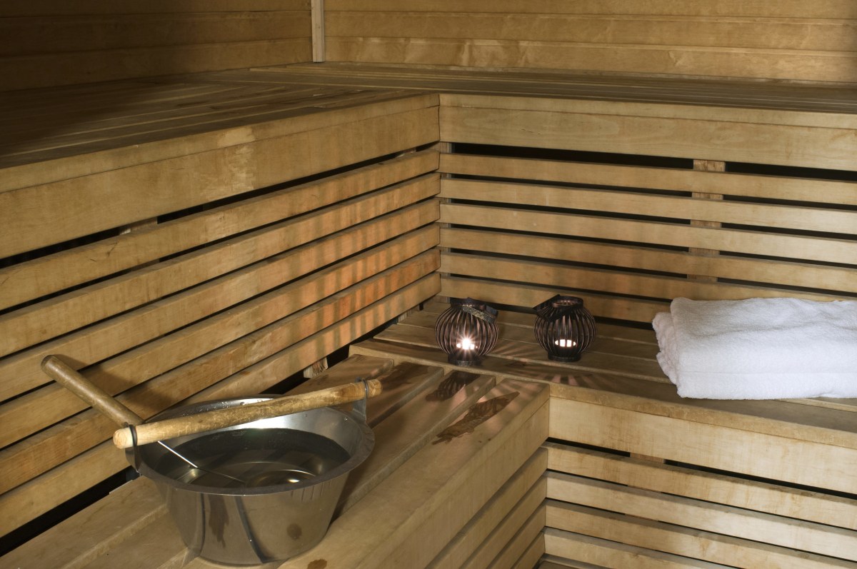 <p>In Kolari, Yllästunturi in Finnland befindet sich die einzige <strong>Sauna-Gondel</strong> der Welt. In einer der Gondeln, die auf den 718 Meter hohen Berg Ylläs in der Skiregion Kolari hinaufführen, ist eine Sauna untergebracht. Die Holzgondel mit verspiegelten Scheiben bietet Platz für vier Personen.</p>