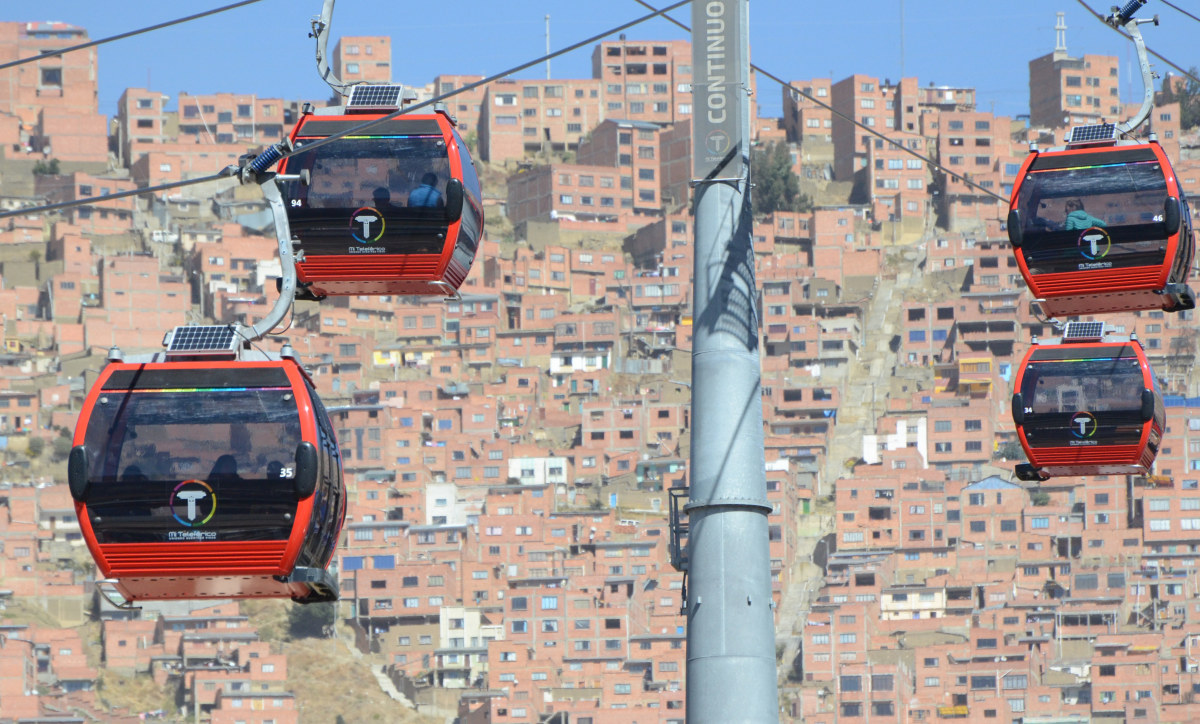 <p>Die Linea Roja in La Paz ist die meist genutzte innerstädtische Personenseilbahn der Welt. <strong>Binnen 28 Tagen nach Eröffnung waren es bereits 1 Mio. Passagiere, 75.000 Menschen an Spitzentagen. </strong>Die Seilbahn ist 17 Stunden pro Tag in Betrieb. Sie verbindet den Regierungssitz Boliviens mit der Millionenstadt El Alto (4100 Meter), in der sich auch der Flughafen befindet.</p>