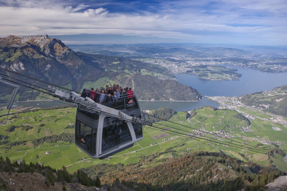 <p>Die <strong>erste offene Doppeldecker-Seilbahn</strong> der Welt schwebt in nur sechs Minuten auf das 1900 Meter hohe Stanserhorn im zentralschweizerischen Kanton Nidwalden. Cabrioseilbahn <strong>mit 360° Aussicht </strong>inklusive.</p>