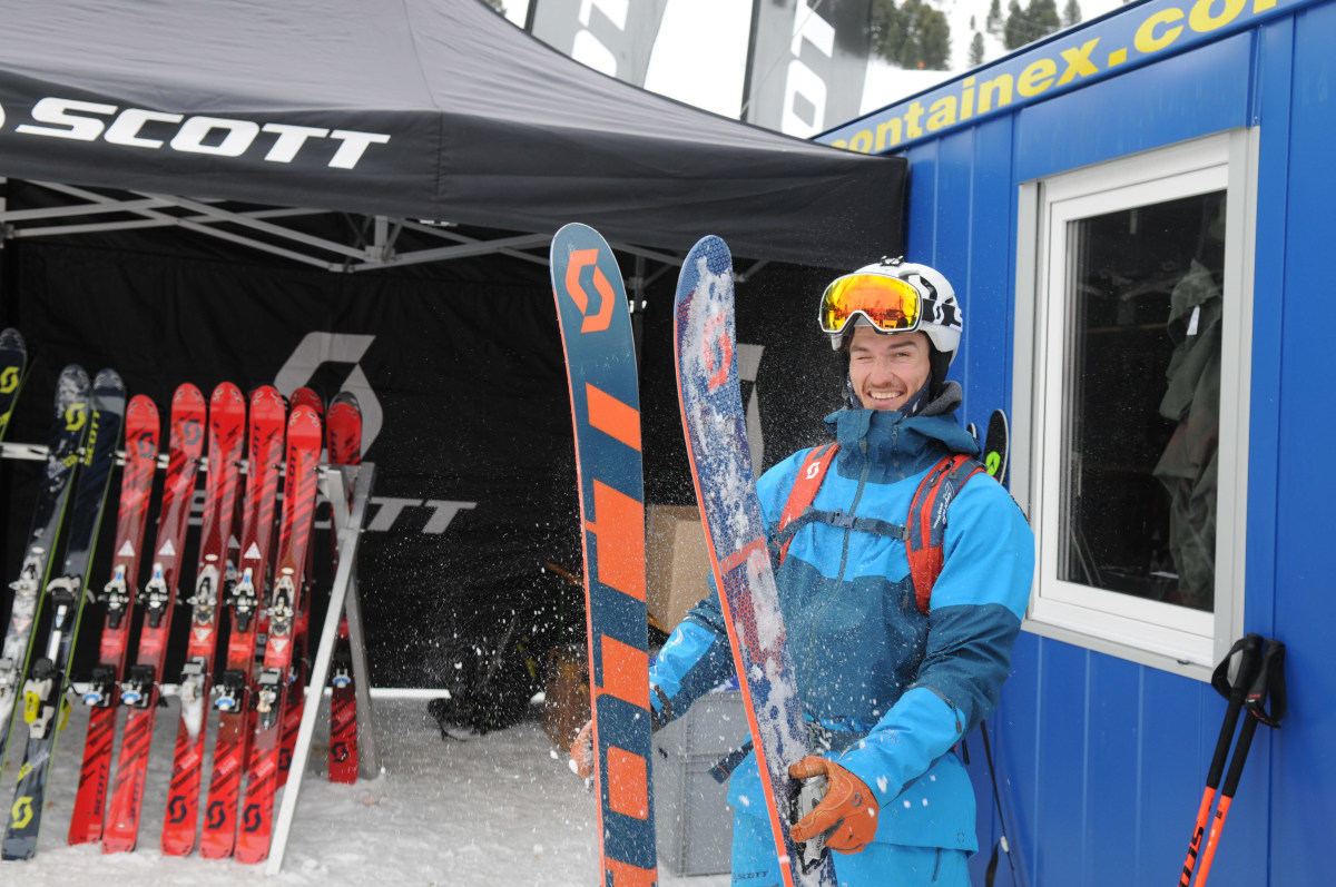 <p>Scott-Ski werden vom Schnee befreit. </p>