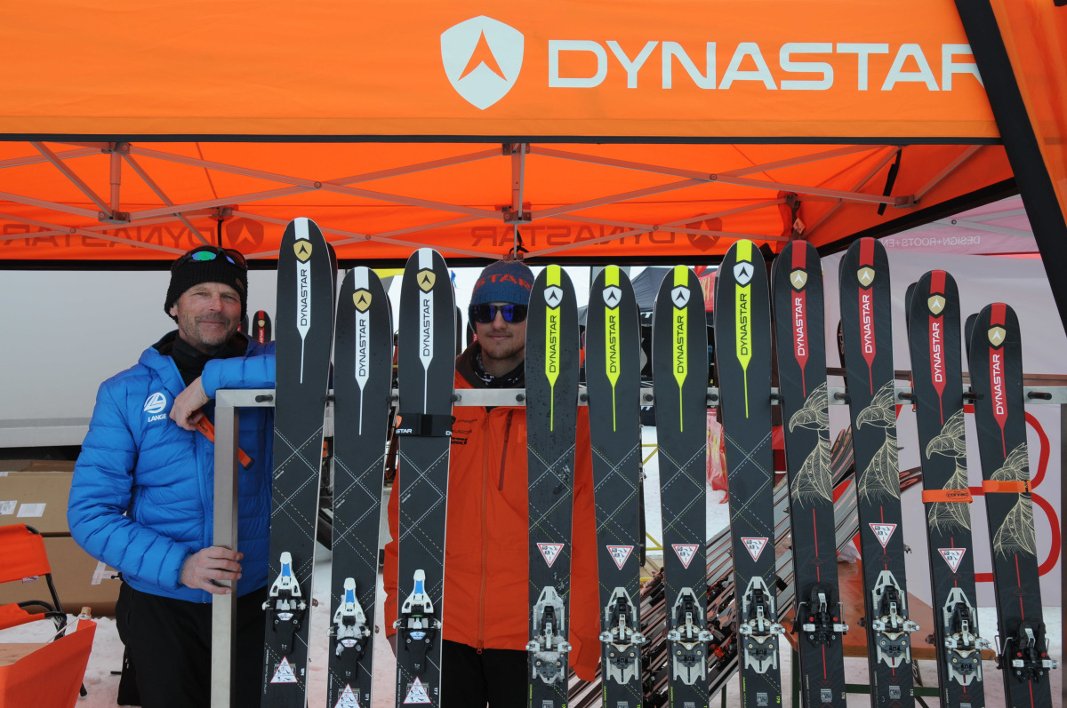 <p>Zwei Dynastar-Mitarbeiter posieren neben einer Ski-Auswahl. </p>