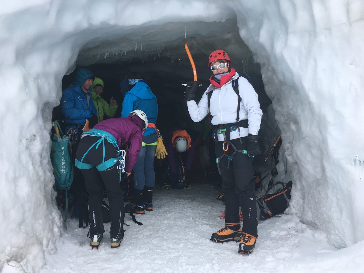 <p>Gleich geht's los: Academy-Teilnehmer und Bergführer im berühmten Stollenloch der Aiguille du Midi-Bergstation auf 3842 Meter Höhe.</p>