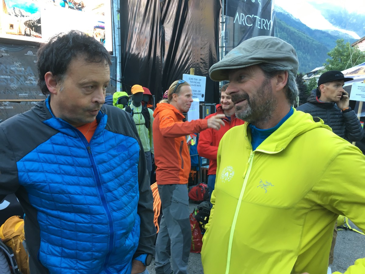<p>Allen Teilnehmern der ALPIN-Tiefschneetage bestens bekannt: Bergführer Walter Zoerer (mit Mütze) führte auch bei der Academy; Extrembergsteiger Robert Jasper (in der Mitte) ebenfalls.</p>