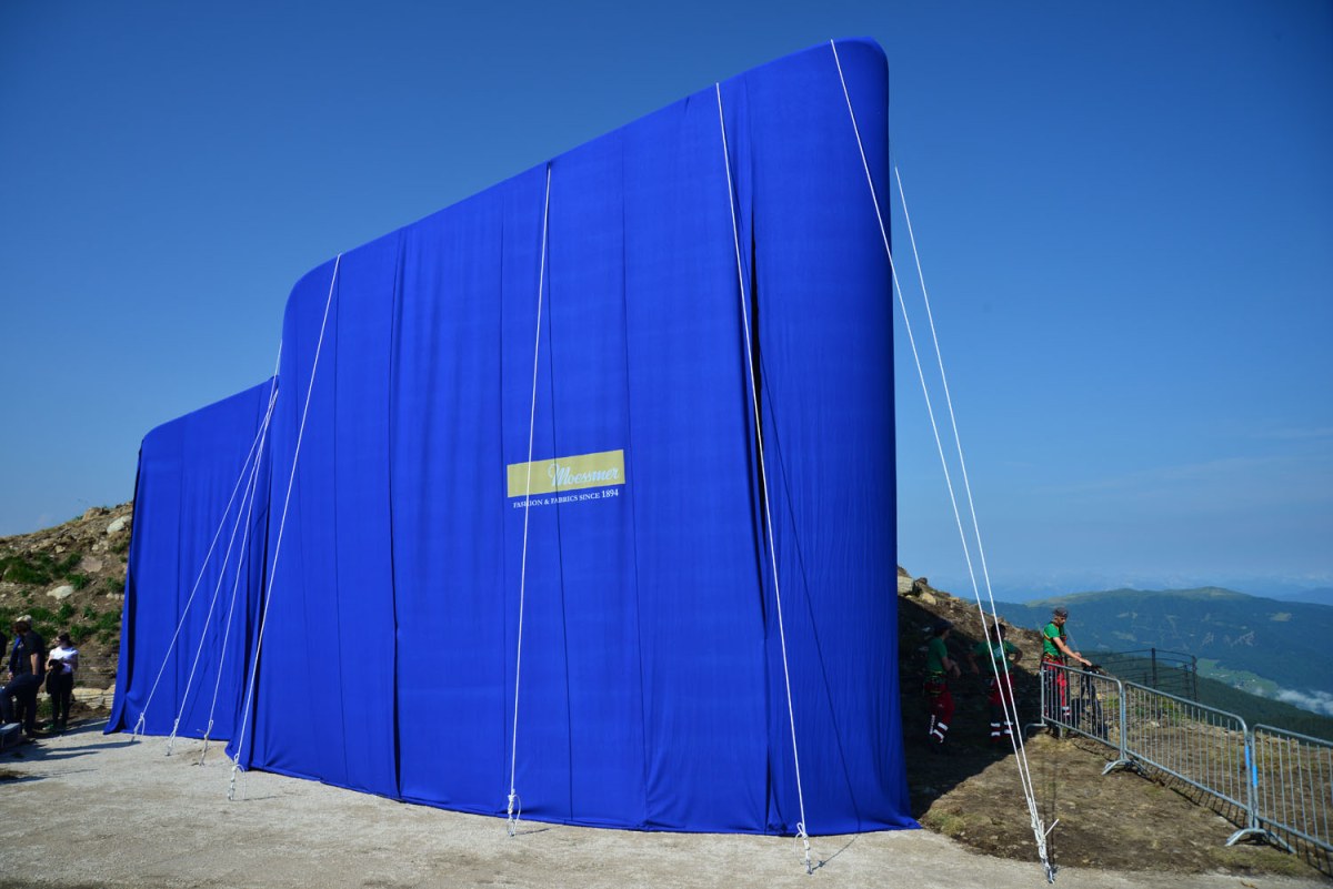 Das blaue Loden, das den Bau von Zaha Hadid verhüllt, hat die Bozner Tuchfabrik Moessmer gewebt.