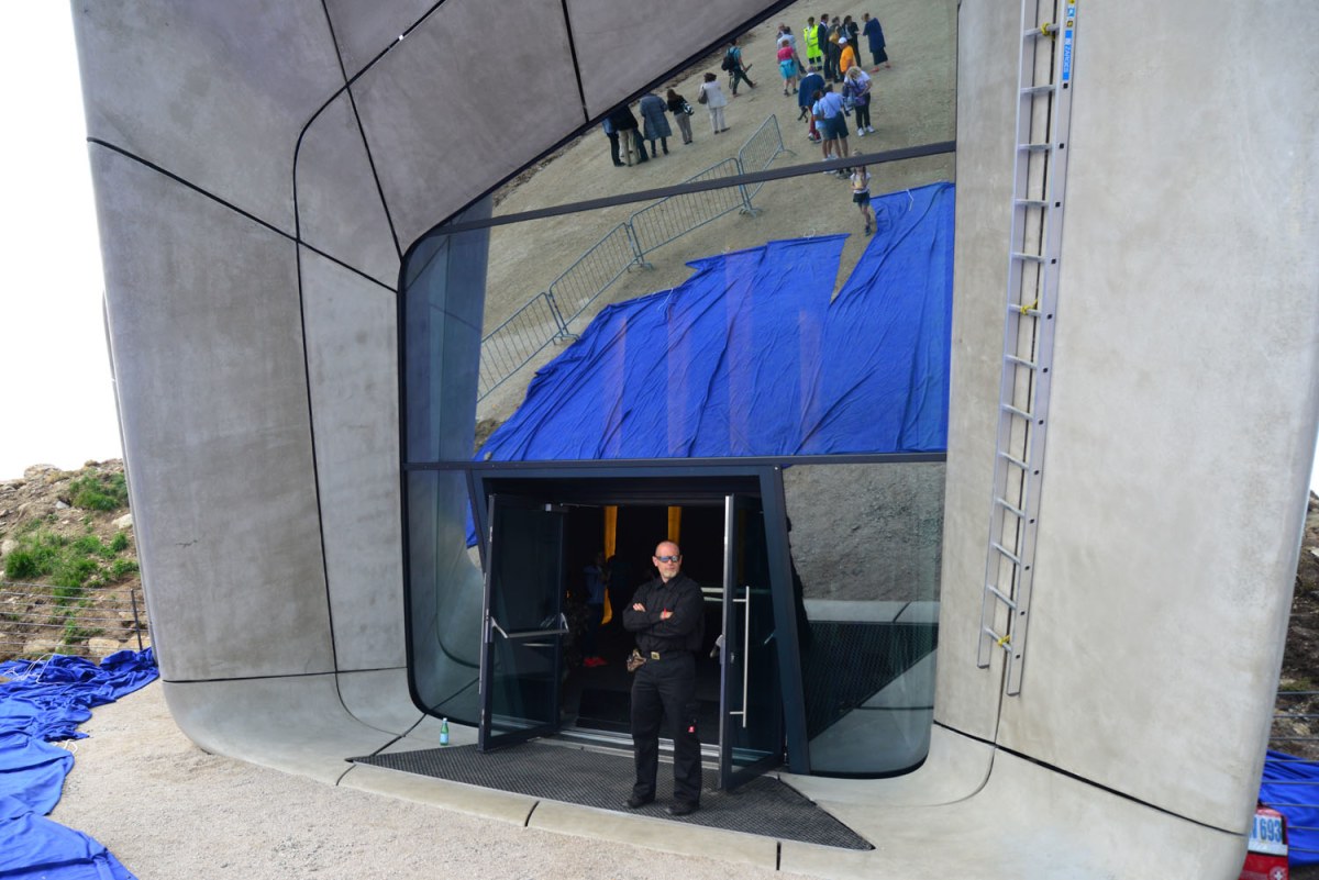 Security schützt das neue Museum Corones.