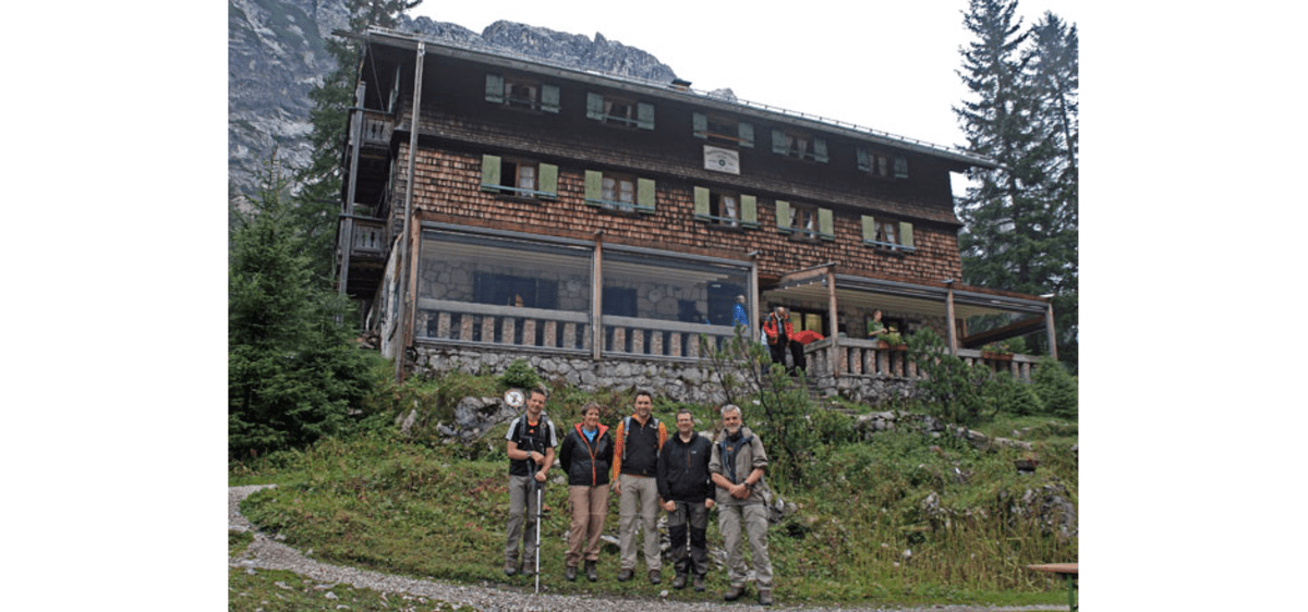 Das Team am Morgen des Gipfeltages vor der Hütte