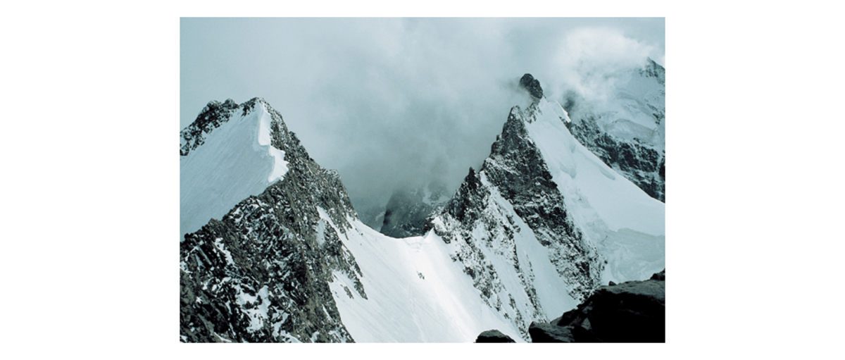 <p>Spiel der Geister: Um den Gipfel der Bernina sind Wolken aufgezogen – es wird Zeit für den Abstieg über den Spallagrat (links), weiter rechts der Piz Scerscen und der Piz Roseg.</p>