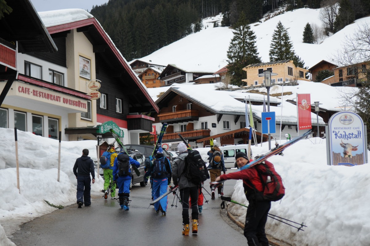 <p>In Baad angekommen: Die Skier müssen zunächst getragen werden. </p>