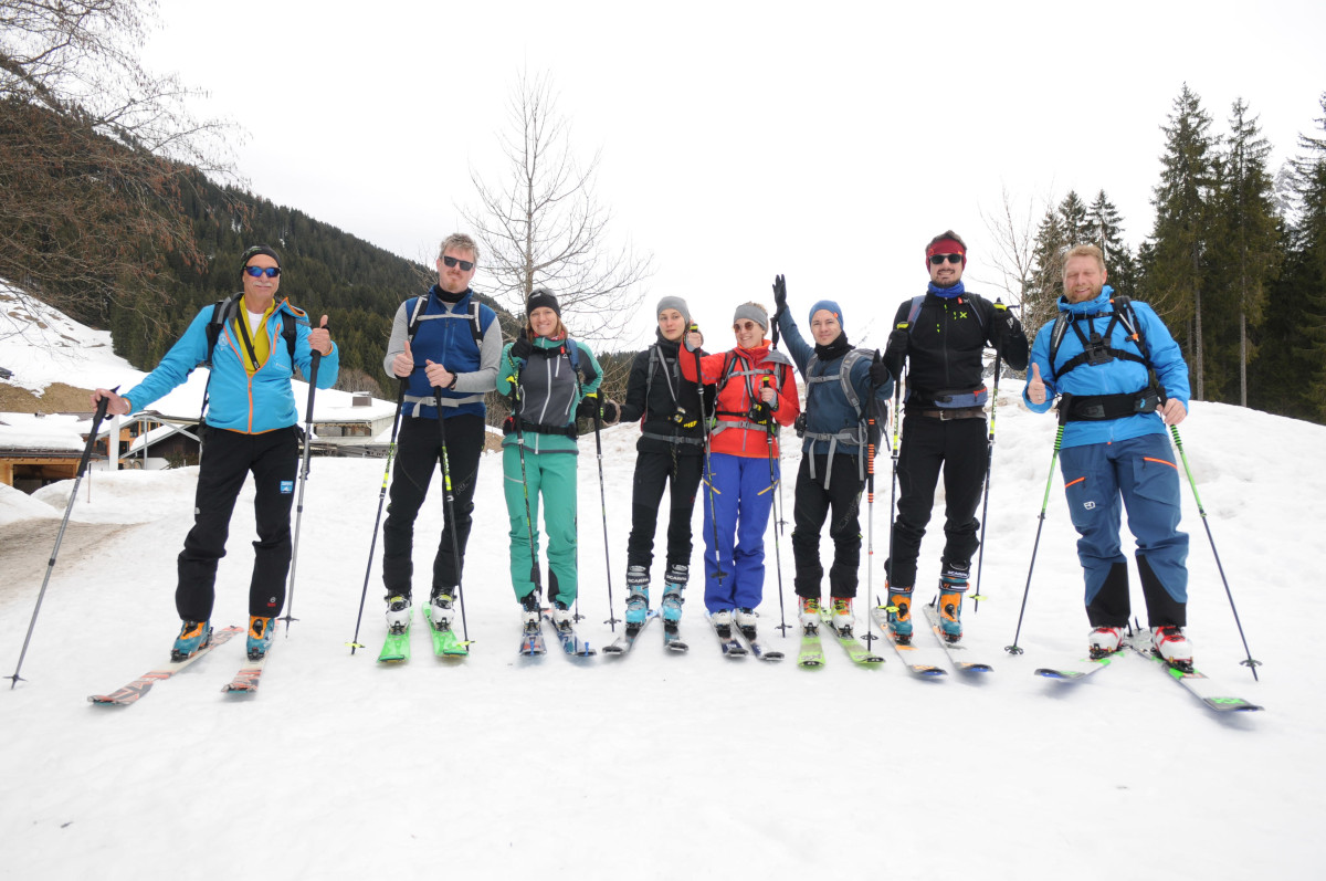 <p>Vor dem Aufstieg: Die Skitourengruppe posiert für einen Schnappschuss. </p>