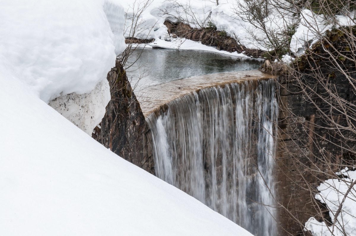 <p>Trotzt Eis und Schnee: Ein kleiner Wasserfall. </p>