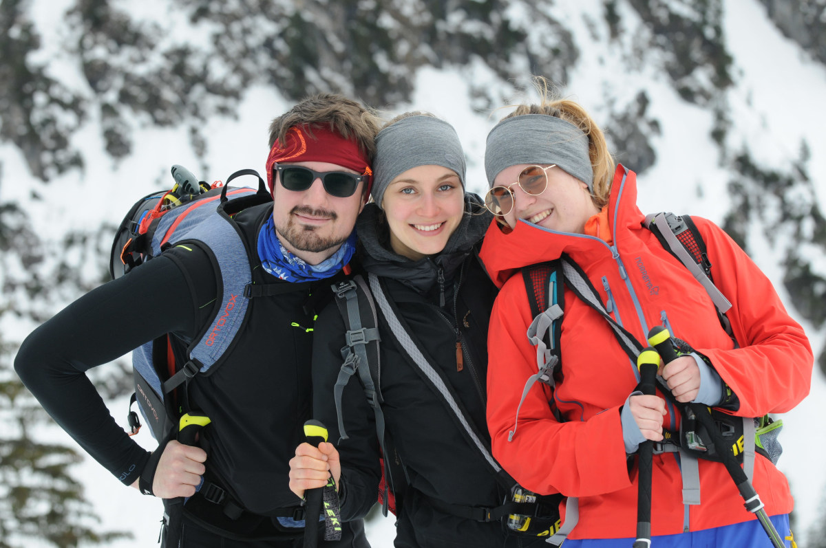 <p>Strahlen um die Wette: Drei junge SkitourengeherInnen. </p>