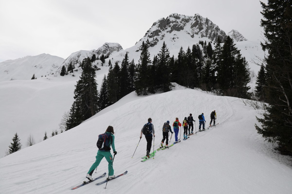 <p>Weiter, immer weiter: Schön aufgereiht steigt die Skitourengruppe dem Ziel entgegen. </p>
