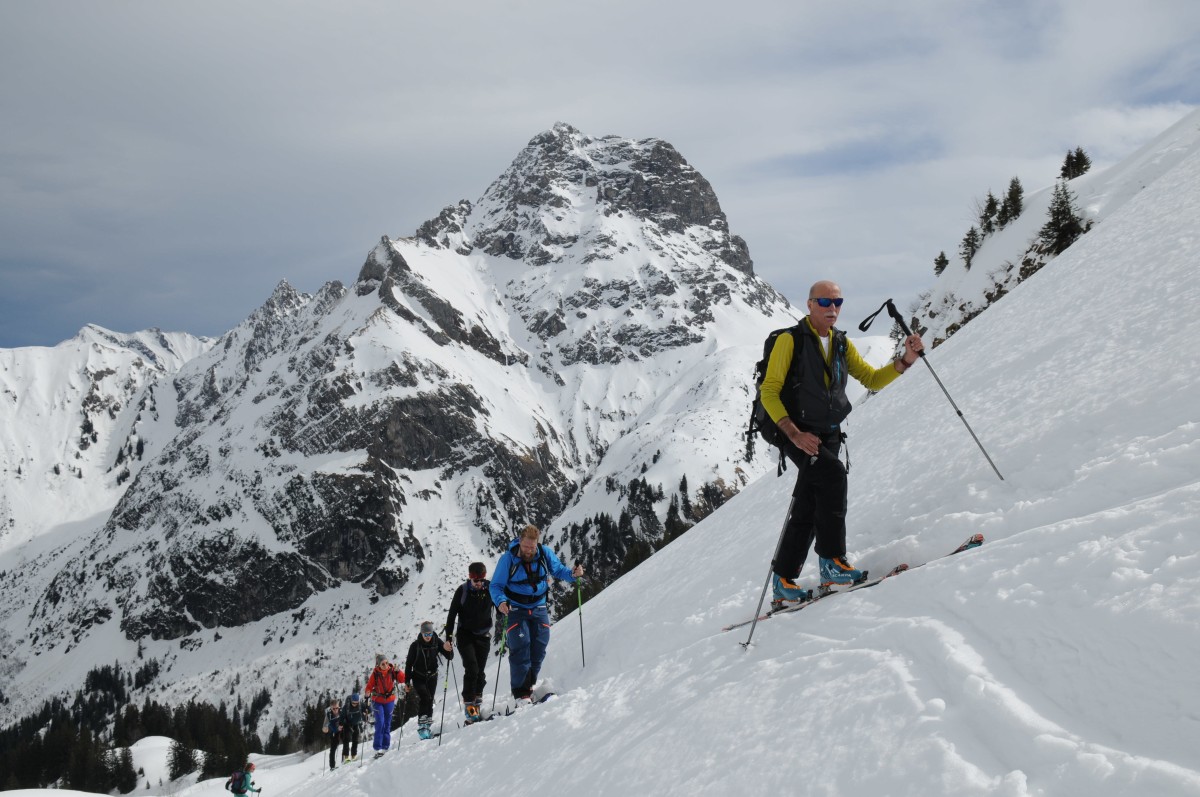 <p>Eine Skilänge voraus: Der Bergführer an der Spitze seiner Gruppe. </p>