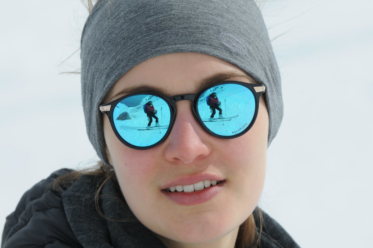 <p>Spiegelung: "Skitourengeher in Sonnenbrille." </p>