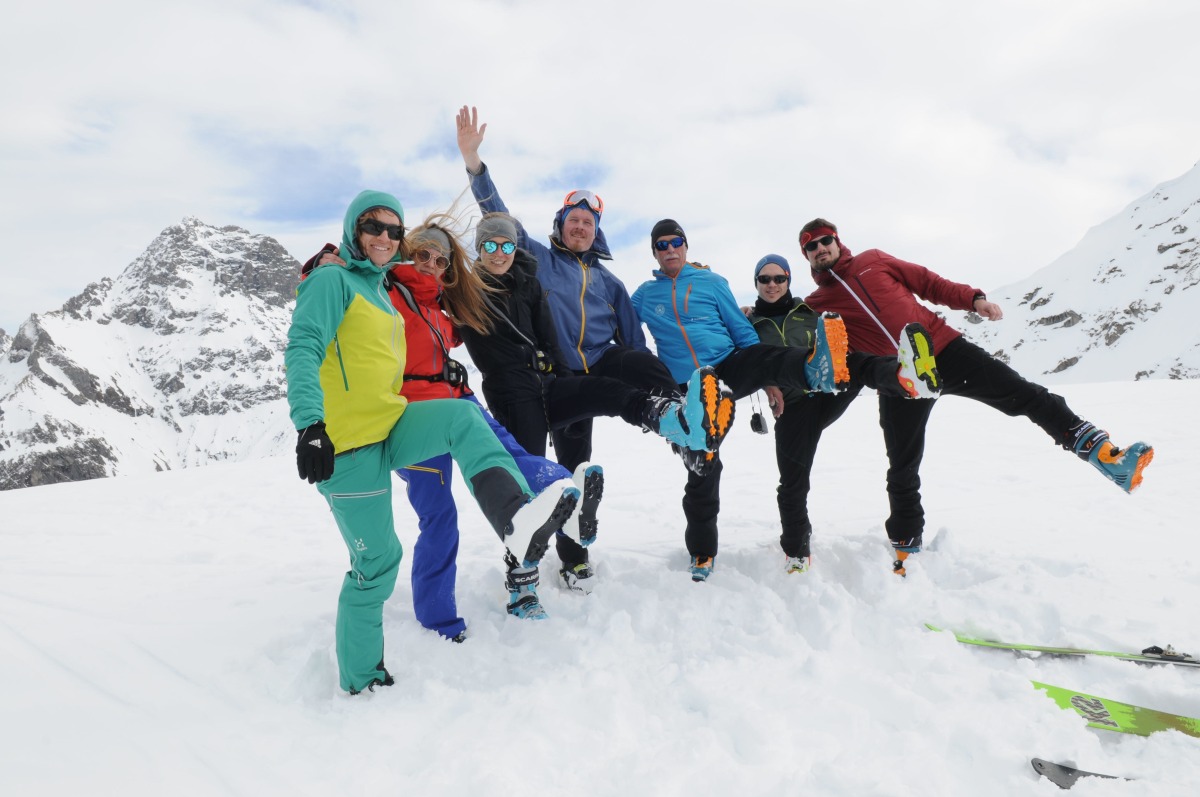 <p>Und hoch das Bein: Teilnehmer und Bergführer feiern ihren gelungenen Aufstieg. </p>