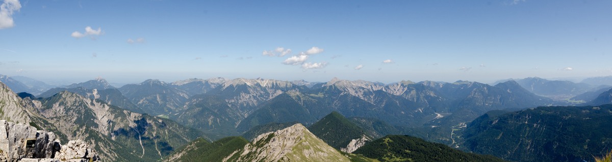 <p>Panoramablick  vom Gipfel des Daniel auf die geierköpfe, dahinter Hochplatte und Krähe.  </p>