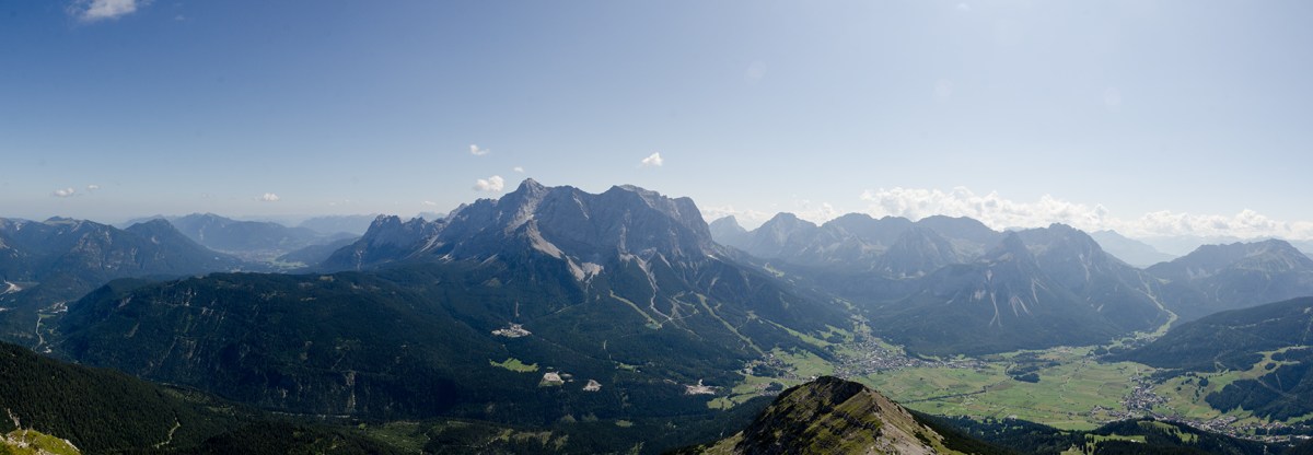 <p>Was  für ein Ausblick! Wetterstein, Zugspitze und Mieminger Alpen reihen sich  aneinander.  </p>