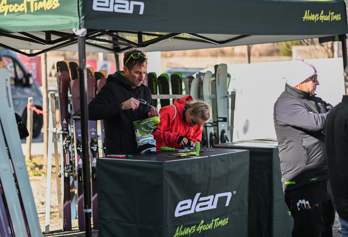 Auch kleinere Reparaturen an Skistiefeln standen auf dem Programm...