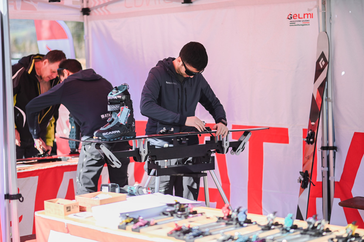 Fachkundige Montage und Einstellung am ATK-Stand.