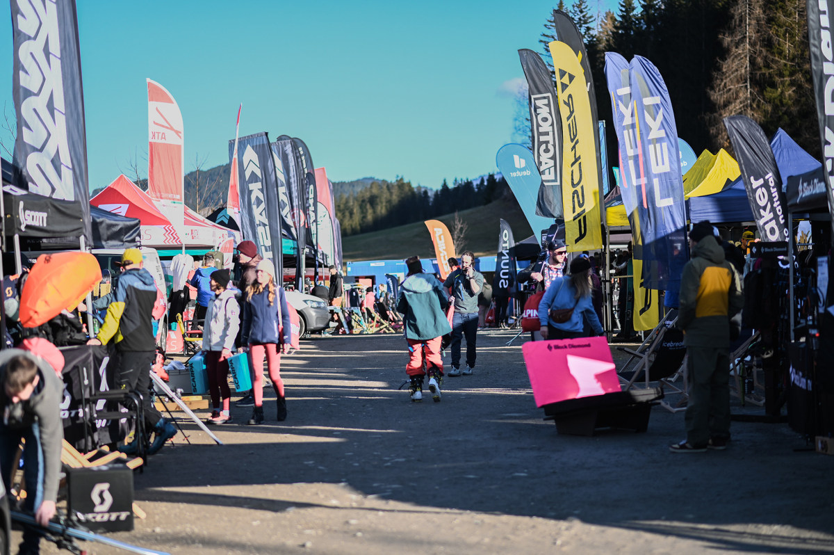 Alle namhaften Skihersteller waren mti Ständen, Beratung und Verleihequipment vertreten.