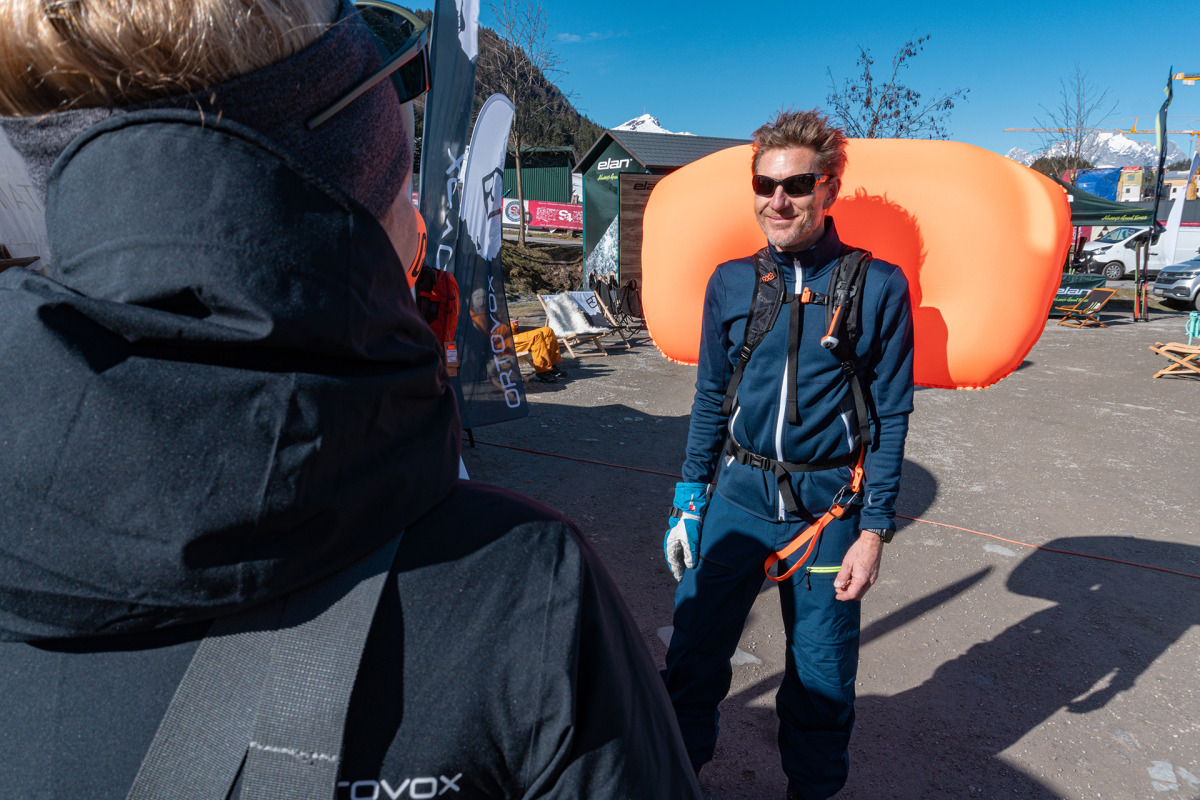 Auch die Funktionsweise von Lawinenairbags wurde praktisch demonstriert.