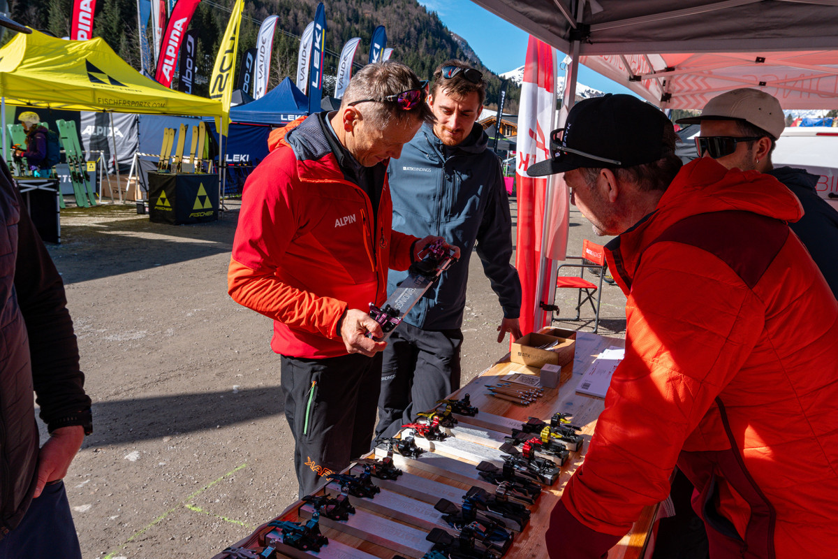 ALPIN Testchef Olaf begutachtet die Bindungsmodelle der nächsten Saison