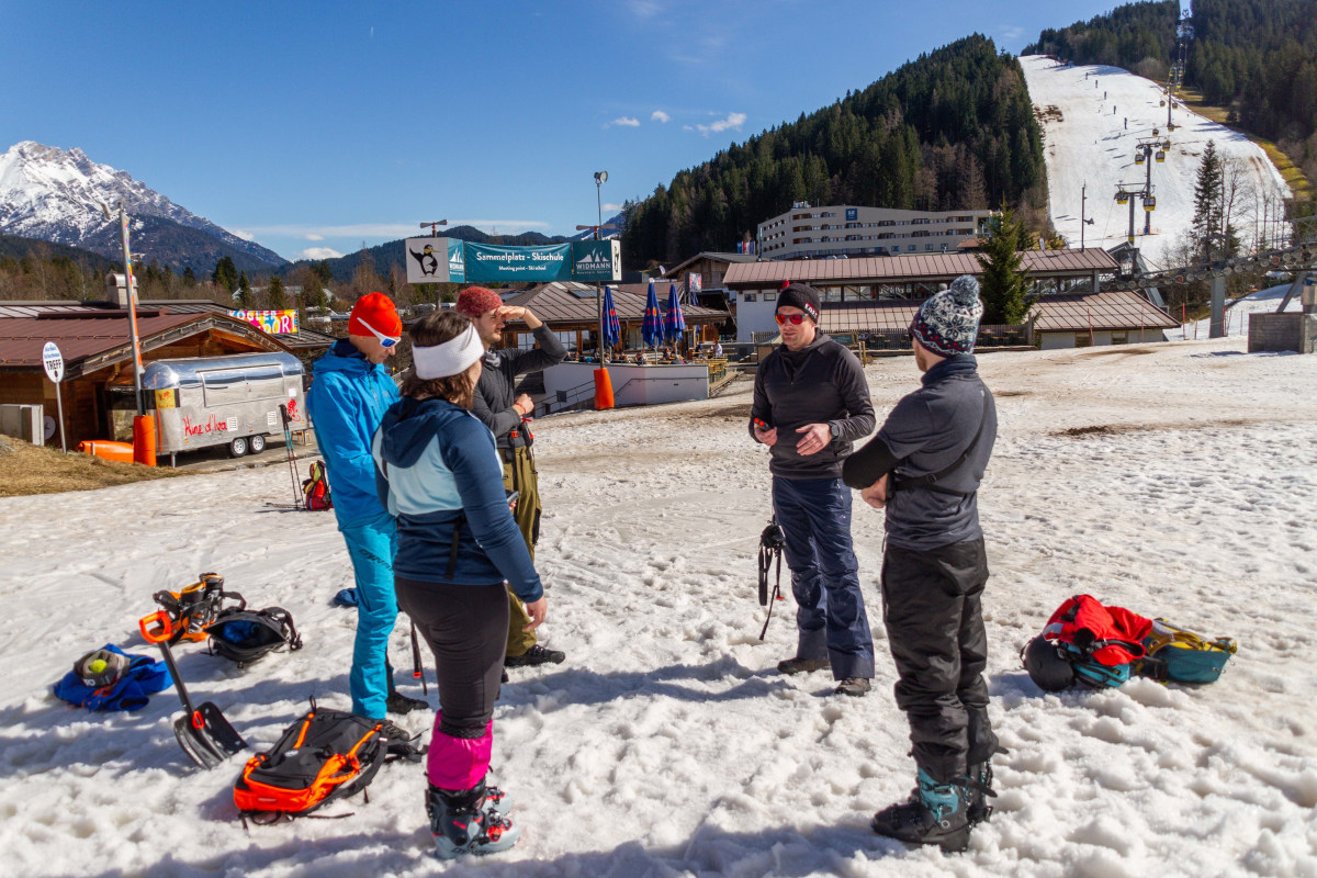 In kleinen Gruppen wird der Umgang mit dem LVS geübt.