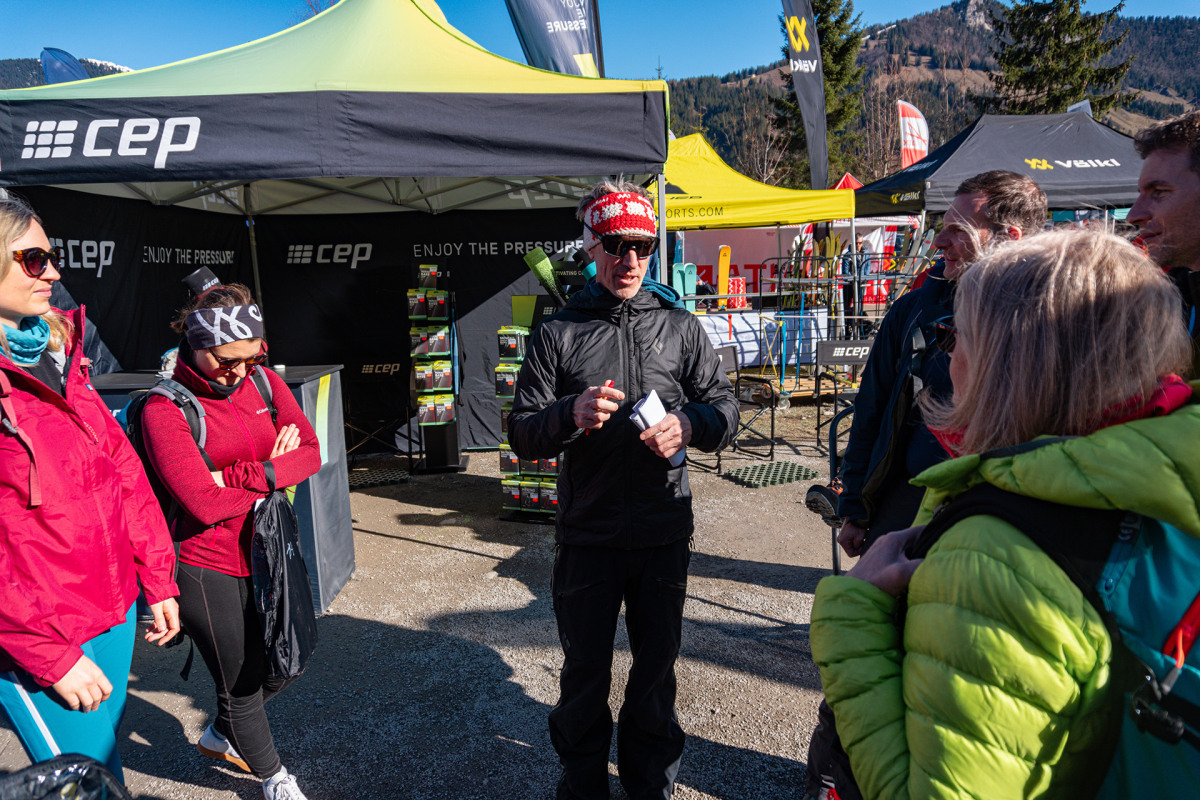 Einsammeln der Teilnehmer am ALPIN-Stand