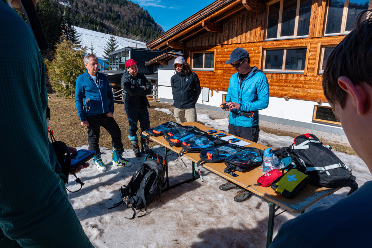 In den Rucksack gehören LVS; Schaufel und Sonde.