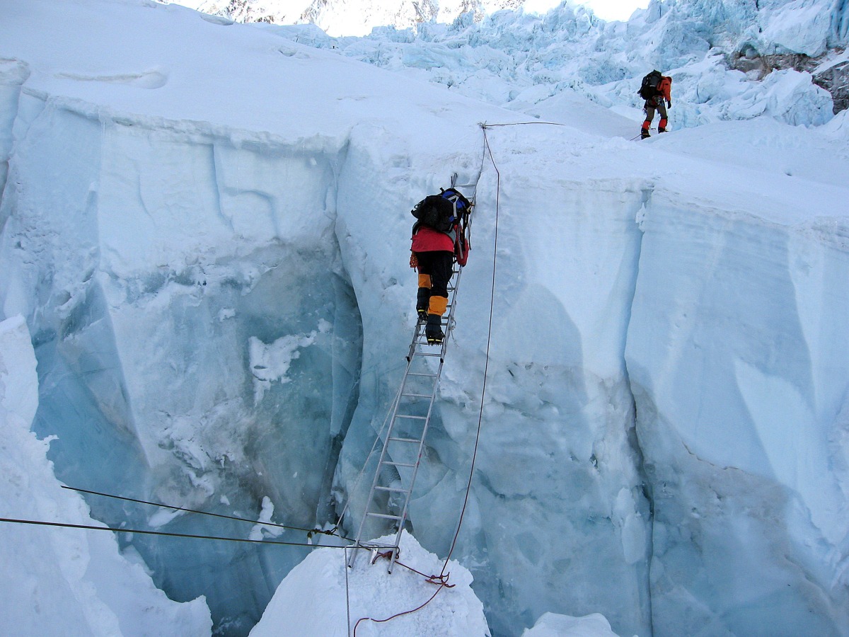 <p>Mutiges Unterfangen: Überwindung einer Gletscherspalte im Khumbu-Eisfall.</p>