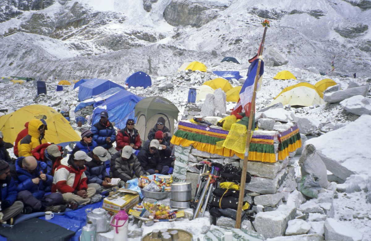 <p>Zeremonie im Basislager: Bergsteiger und Sherpas ehren gemeinsam die Göttin Miyo Langsangma, buddhistische Göttin des langen Lebens.</p>