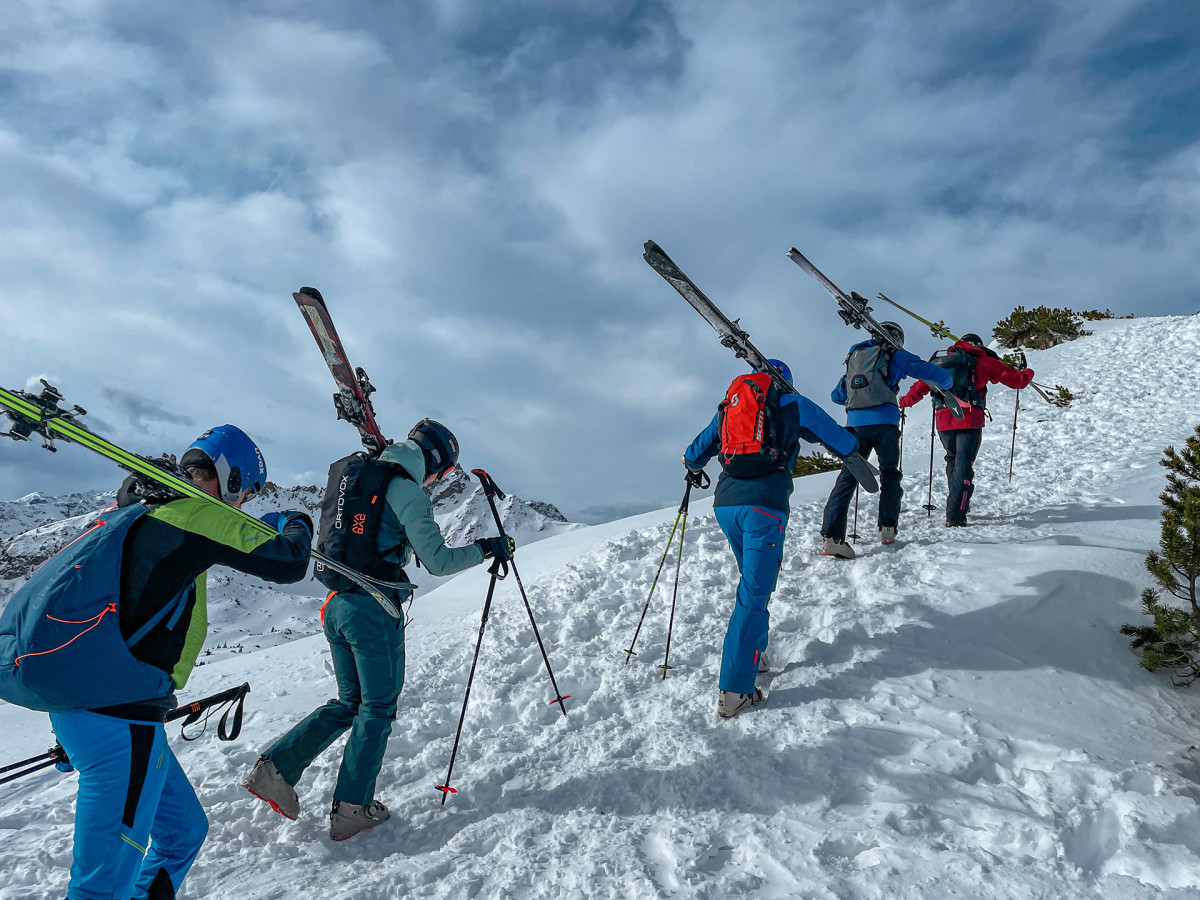 Zuerst mal die Ski buckeln...
