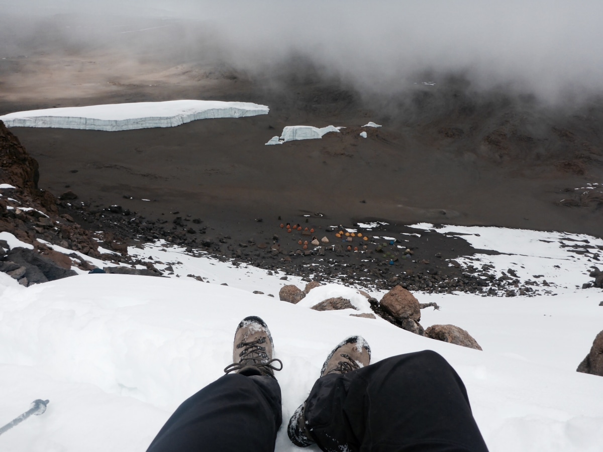 <p>Schneereicher Abstieg vom Gipfel in den Krater. </p>