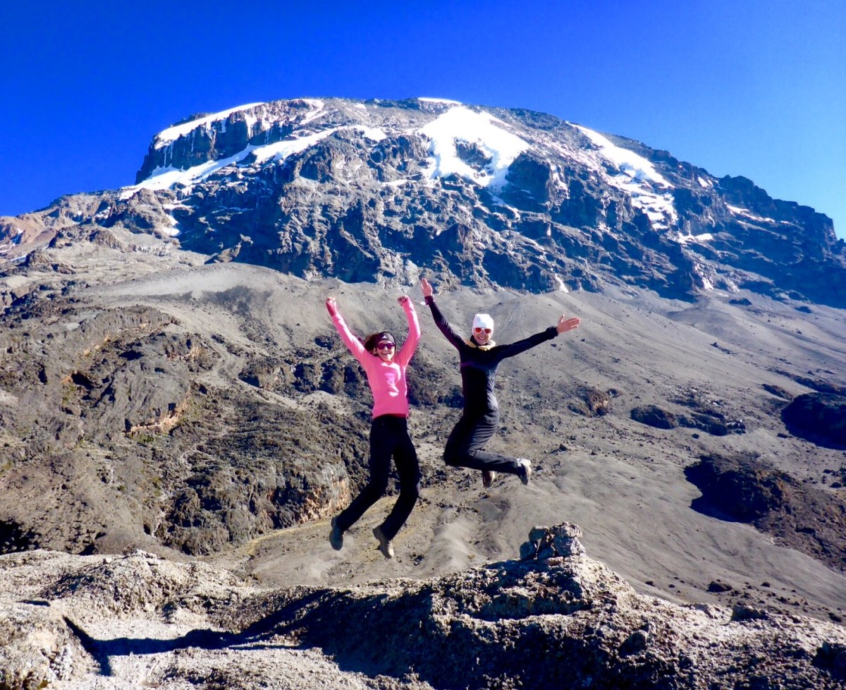 <p>Da ist das DIng: Madalena und Anja am Fuße des Kilimandscharo-Massivs.</p>