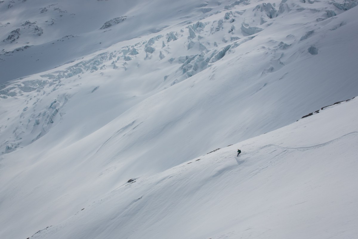 <p>Gleitzeit: Endlose Abfahrt längs und über das spaltenreiche Schlatenkees hinab in den Talboden von Innergschlöß, wo das Matreier Tauernhaus etwa die Hälfte der Skidurchquerung Hoch Tirol markiert.</p><p><strong>Die ganze Reportage "Skiabenteuer Hoch Tirol" lesen Sie in der ALPIN-Märzausgabe 2017.</strong></p>