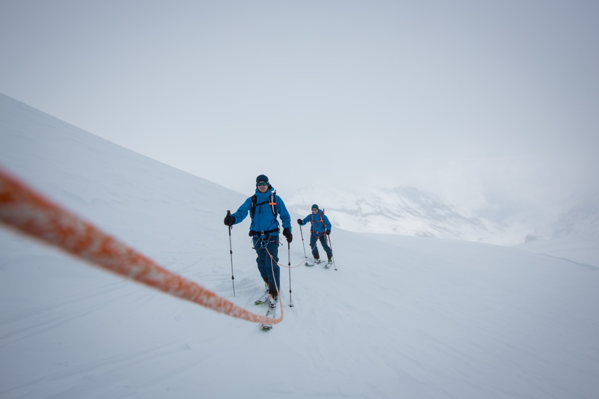<p>Leidenszeit: Auf dem oberen Pasterzenboden kommt angesichts der trügerisch verschneiten Gletscherspalten sogar das Seil zum Einsatz.</p><p><strong>Die ganze Reportage "Skiabenteuer Hoch Tirol" lesen Sie in der ALPIN-Märzausgabe 2017.</strong></p>