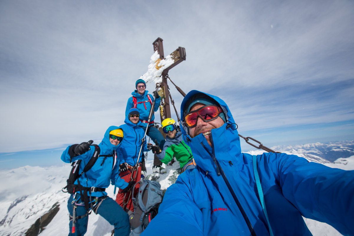 <p>Siegerzeit: Am Gipfel des Großglockner ist der höchste Punkt der Skiroute Hoch Tirol erreicht. Gratulation!</p><p><strong>Die ganze Reportage "Skiabenteuer Hoch Tirol" lesen Sie in der ALPIN-Märzausgabe 2017.</strong></p>