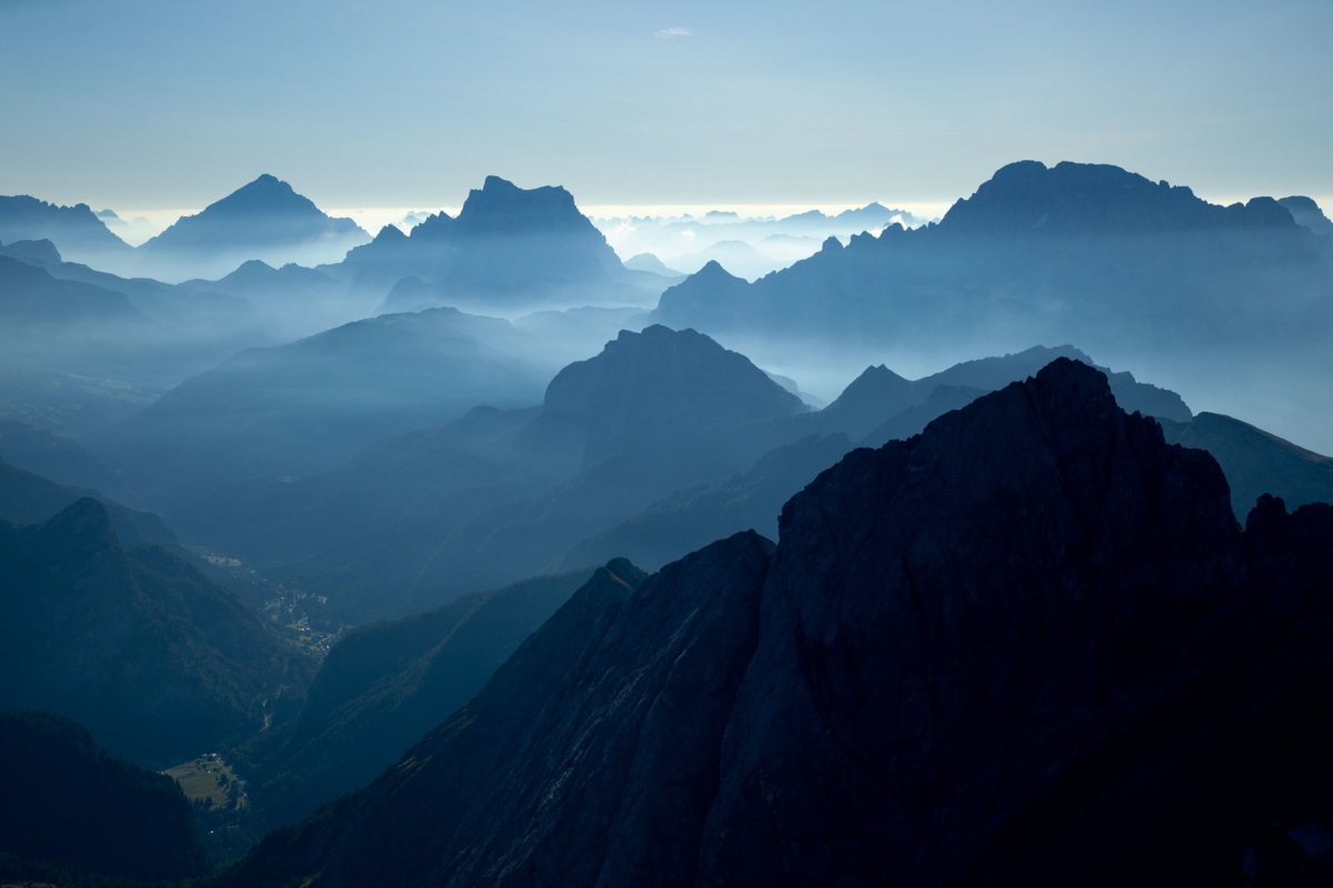 Gestaffelte Bergketten