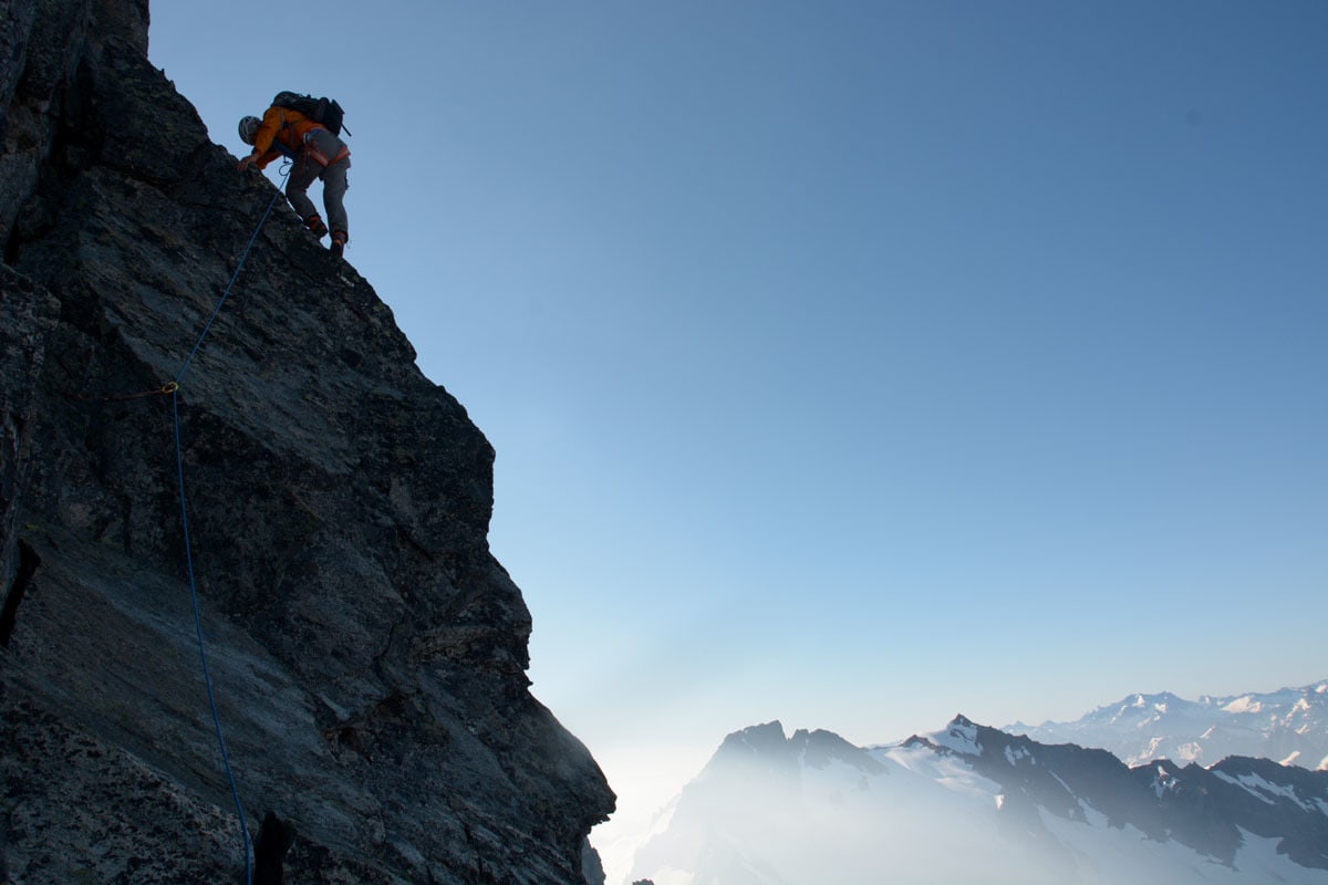 <p>Kompakter Fels und etliche Absicherungsmöglichkeiten: kein Wunder, dass die Überschreitung Mount Torment - Forbidden Peak zur Standardtour der Abschlussprüfung der nordamerikanischen Bergführerausbildung geworden ist.</p>