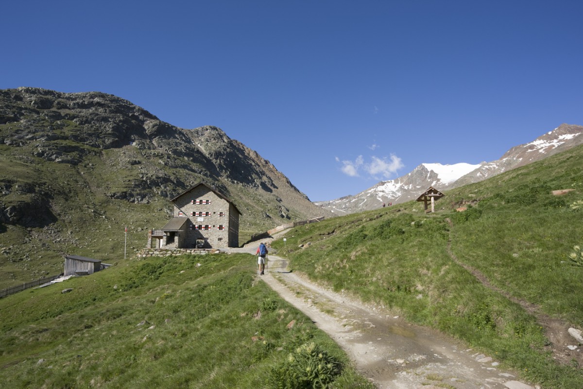 <p>Der Anstieg zur Martin-Busch-Hütte gilt als einer der längsten der Ötztaler Alpen …</p>