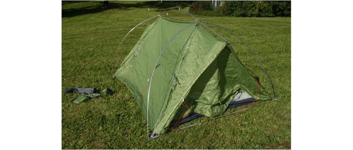 Zelt im Gestänge einhängen: Erst grob, ...