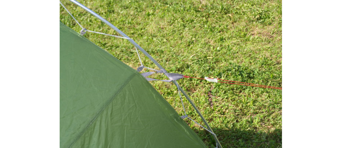 Die Abspannleine spannt Zelt und Gestänge.
